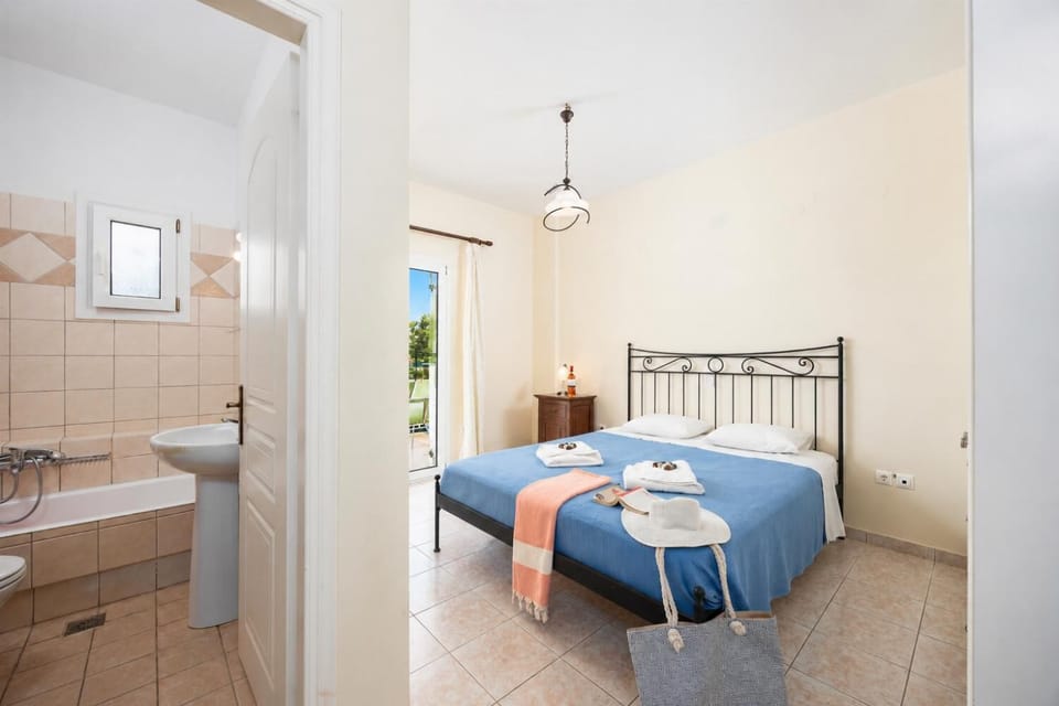 Double bedroom with en suite bathroom and A/C