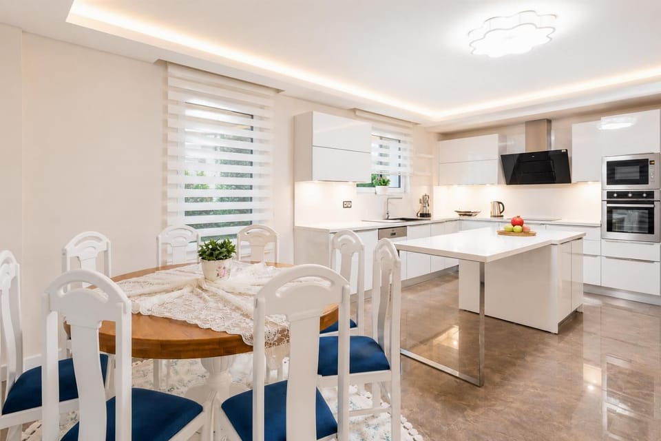 Dining area and equipped kitchen