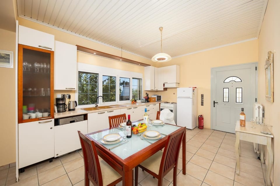 Ground floor unit: equipped kitchen