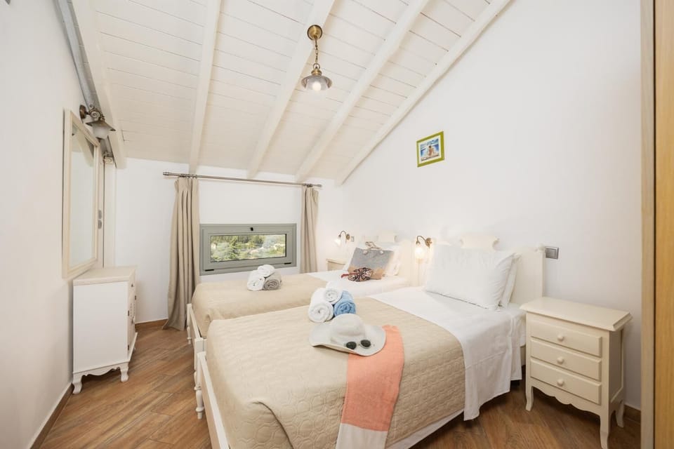 Second floor unit: twin bedroom with A/C