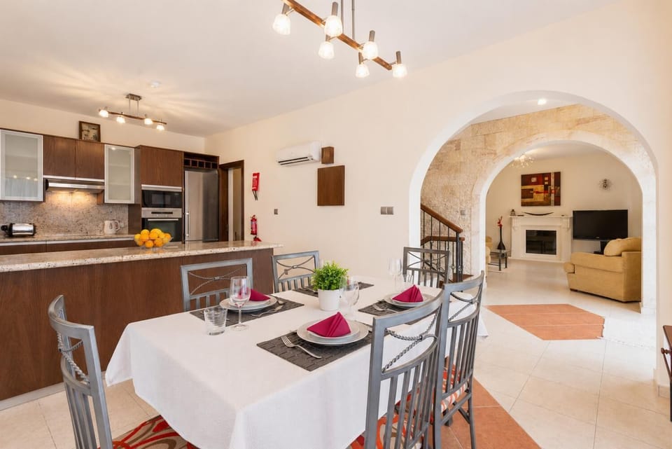 Dining area and equipped kitchen with A/C and terrace access