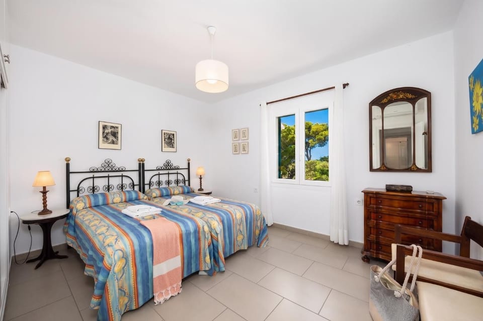 Twin bedroom with A/C