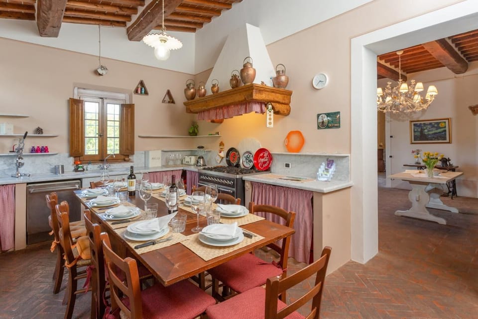 Equipped kitchen with dining area and terrace access