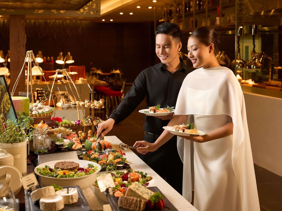 3 restaurants; breakfast, lunch, and dinner served