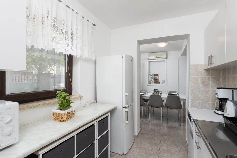 Ground floor: equipped kitchen