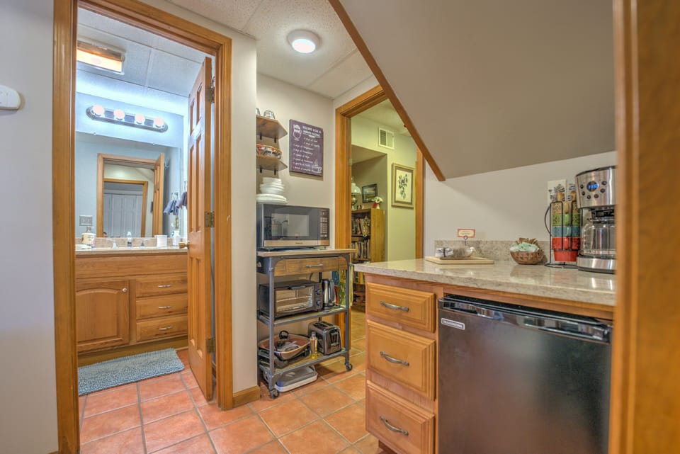 Kitchenette, microwave, toaster oven, toaster, fry pan, water kettle, coffee pot