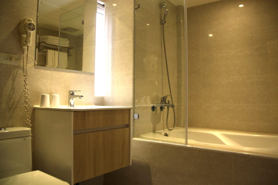 Deep soaking tub, hair dryer, slippers, towels