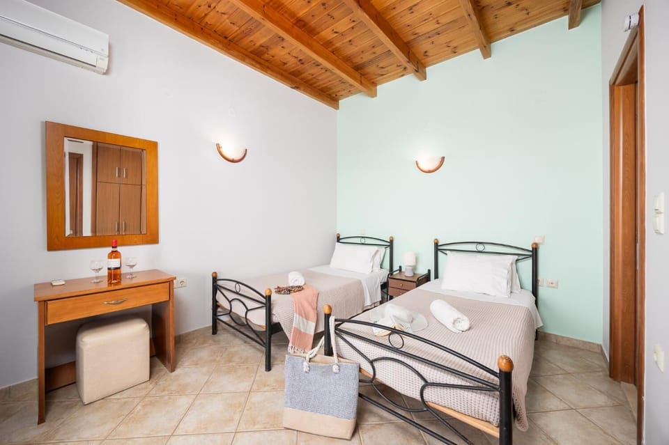 Twin bedroom with en suite bathroom and A/C