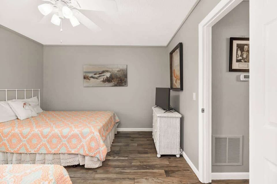 Guest Bedroom with 2 Fulls