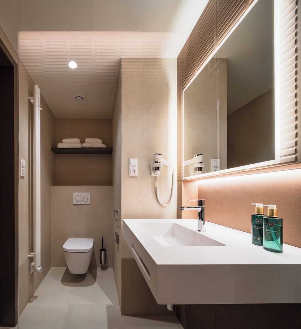 Executive Double Room, Pool Access | Bathroom | Shower, free toiletries, hair dryer, towels