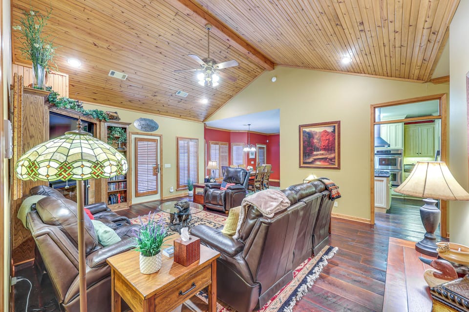 Living Room | Central A/C & Heating | Free WiFi | Gas Fireplace