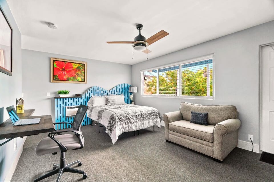 Boutique Beach Retreat Treasure Island Directly across the street from one of the most beautiful beaches 1 King bed 1 Twin sofa sleeper 2nd floor room