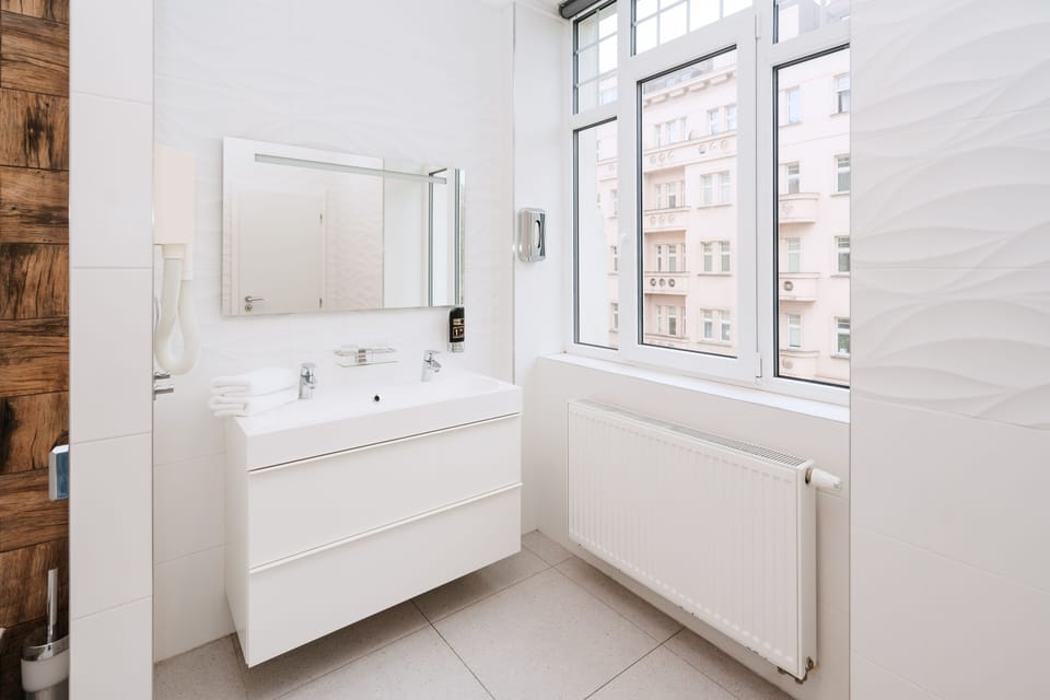 Deluxe Studio Suite | Bathroom | Free toiletries, hair dryer, towels