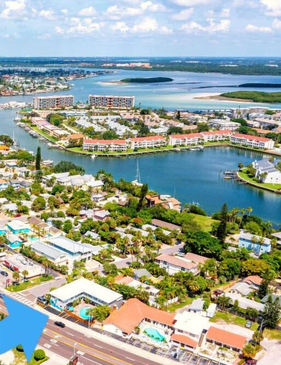 Boutique Beach Retreat Treasure Island Directly across the street from one of the most beautiful beaches. 