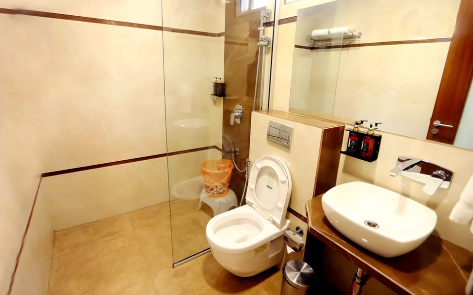 Deluxe Room | Bathroom | Shower, free toiletries