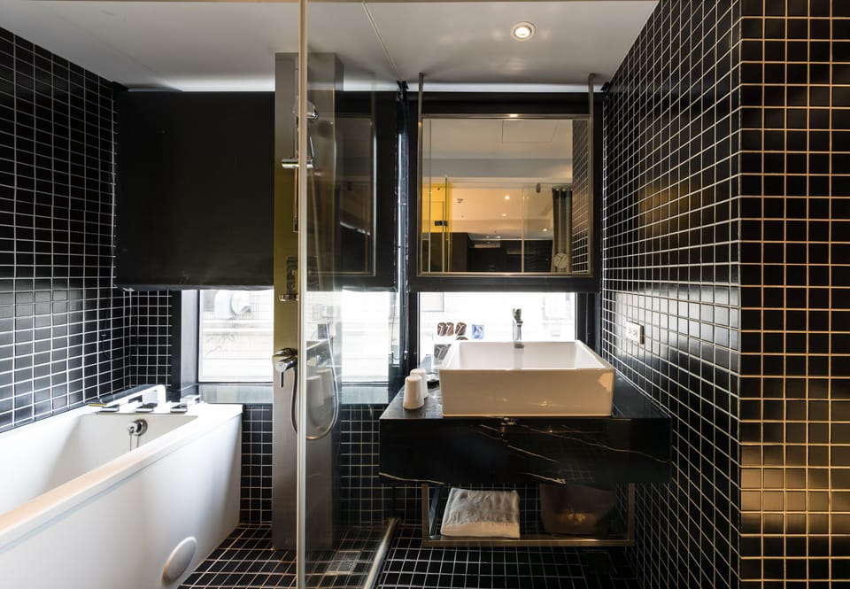 Deluxe Double Room | Bathroom | Rainfall showerhead, free toiletries, hair dryer, slippers