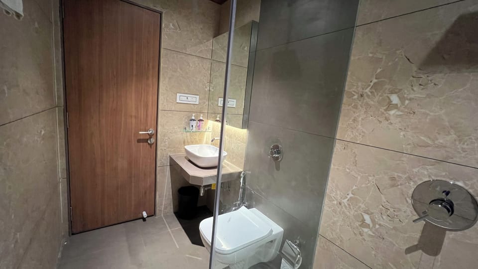 Executive Room | Bathroom | Shower, rainfall showerhead, free toiletries, slippers