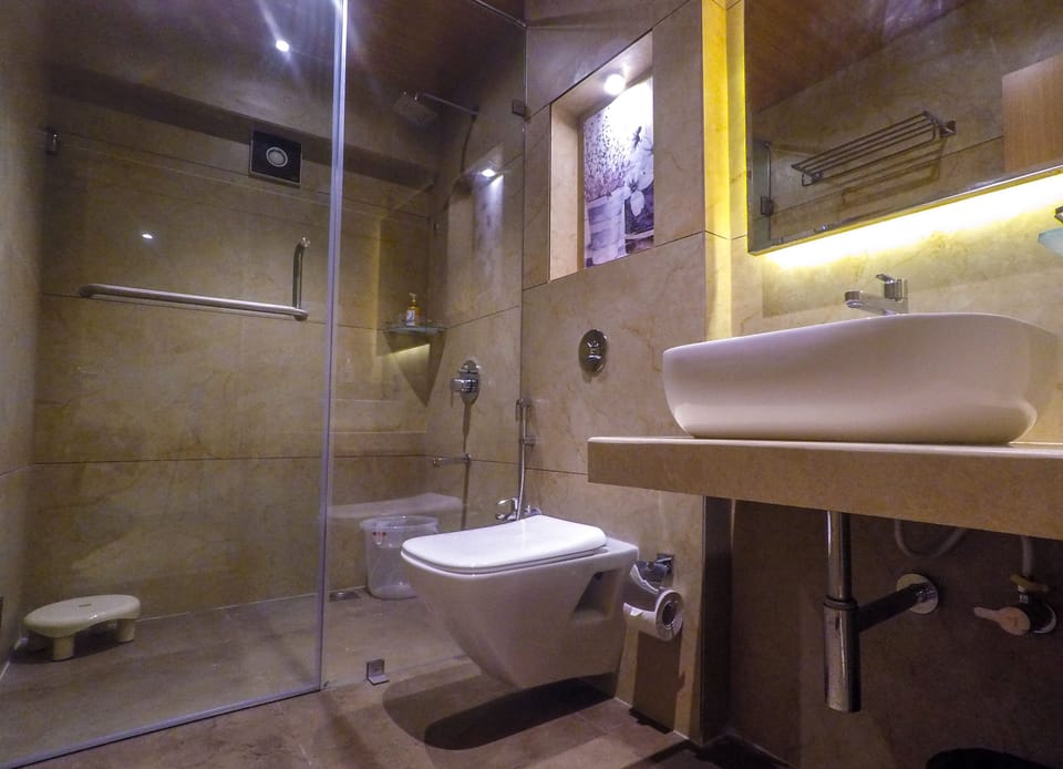 Shower, rainfall showerhead, free toiletries, slippers