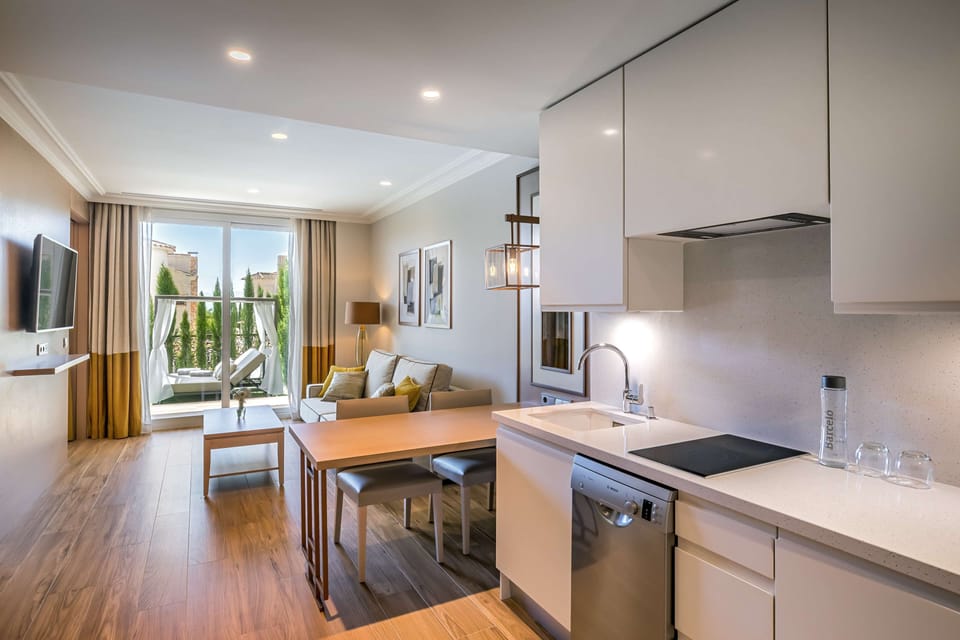 Full-size fridge, microwave, oven, stovetop