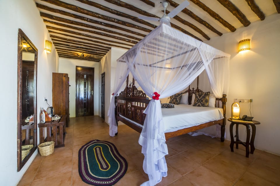 Deluxe Double Room, Sea View | Minibar, in-room safe, individually decorated, individually furnished