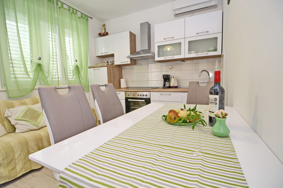 House (Four Bedroom House with Private Pool) | Dining room