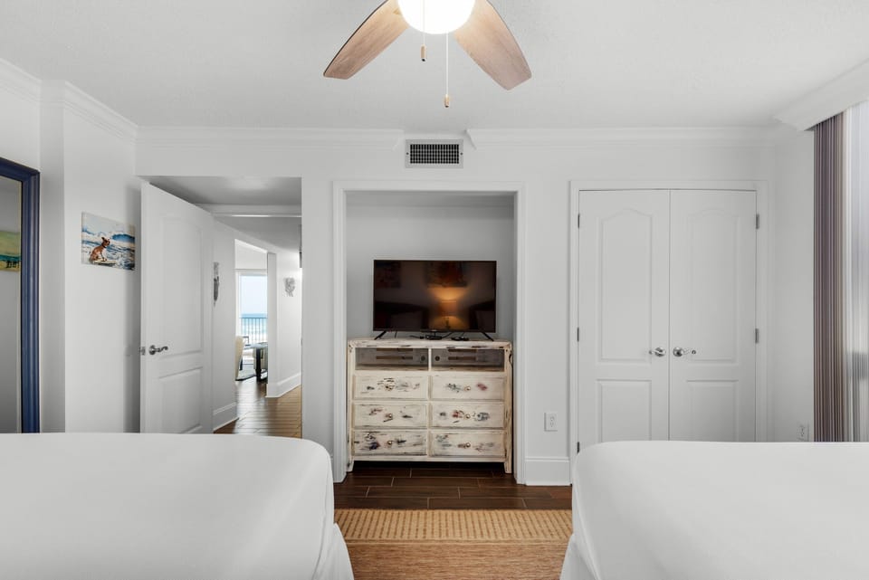 Guest bedroom with 2 beds
