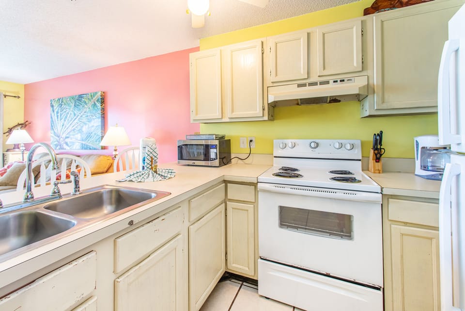 This kitchen has everything you will need!
