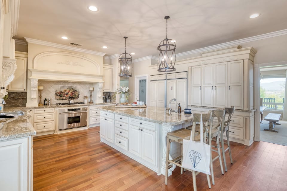 Kitchen and breakfast bar.