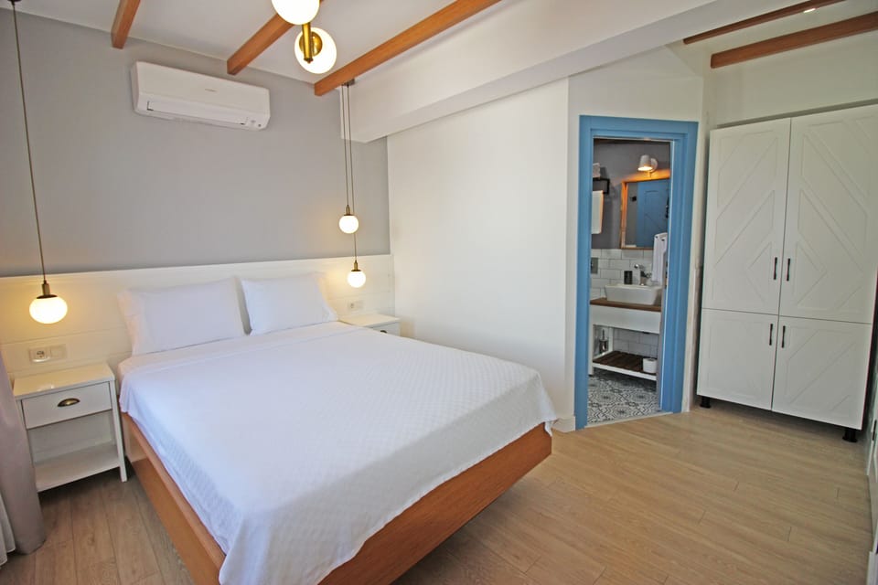 Comfort Room, Partial Sea View | Premium bedding, free WiFi, bed sheets