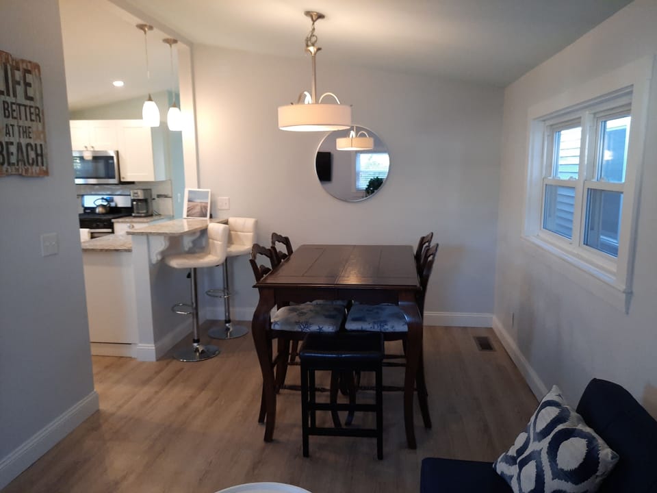Dining table for 6 plus breakfast bar