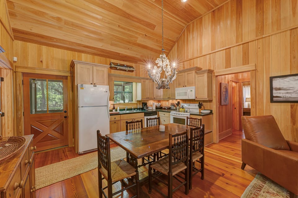 Kitchen & dining table for 6
