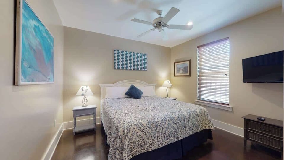 1st Floor King Bedroom