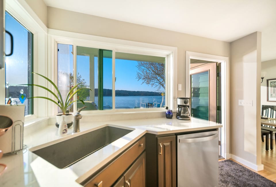 Who wouldn't want to dishes from this sink?