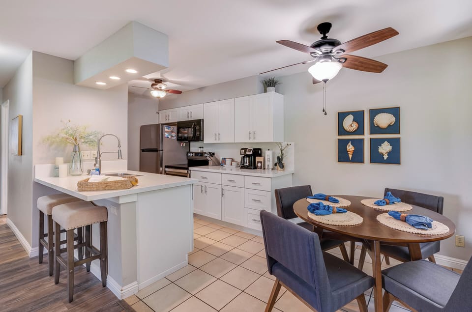 Dining area seats 4 comfortably with additional seating at the breakfast bar.