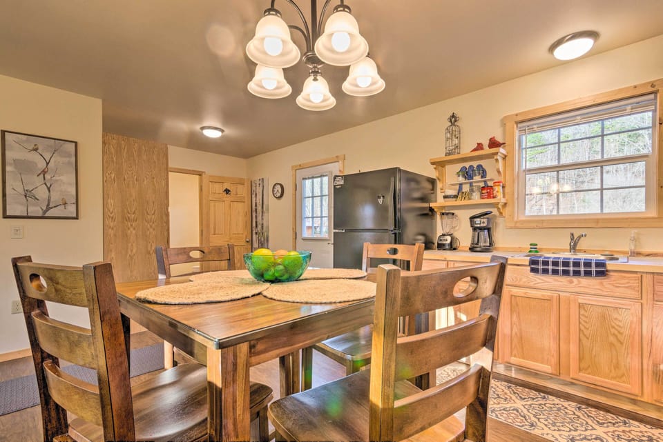 Dining Area | Dishware & Flatware Provided