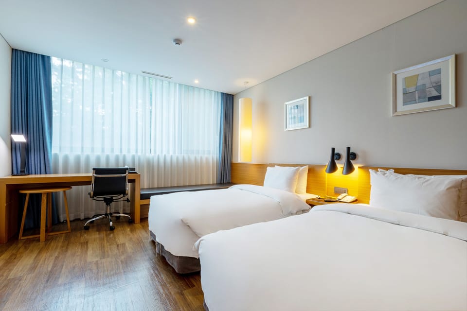 Deluxe Twin Room | In-room safe, individually decorated, individually furnished, desk