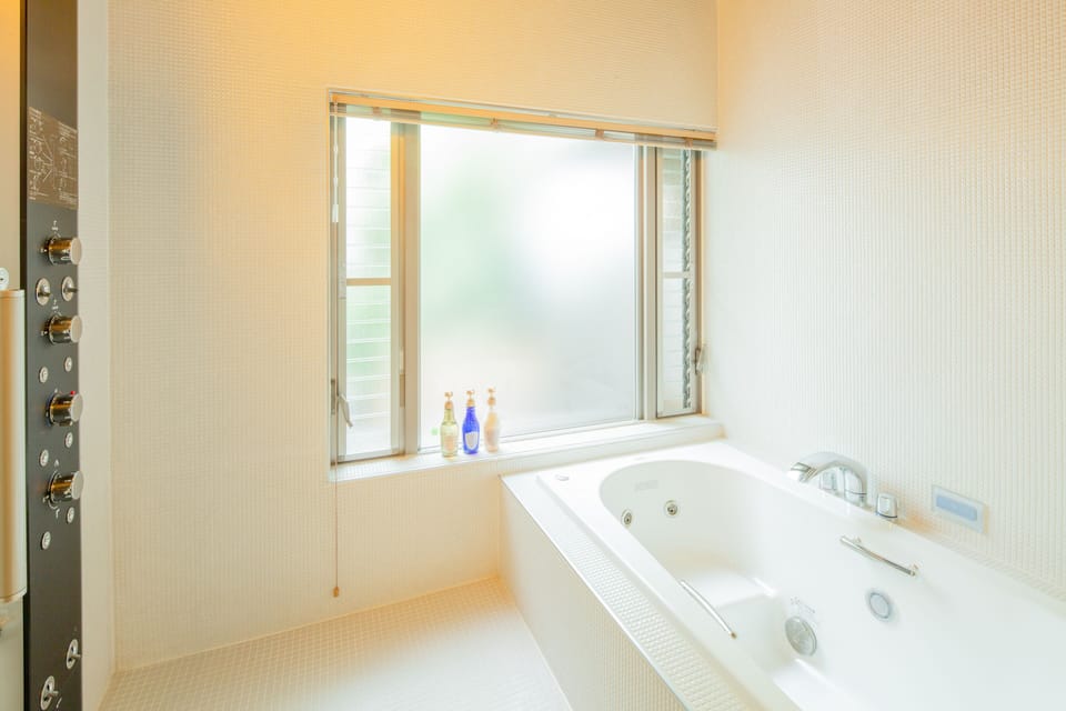 Separate tub and shower, free toiletries, hair dryer