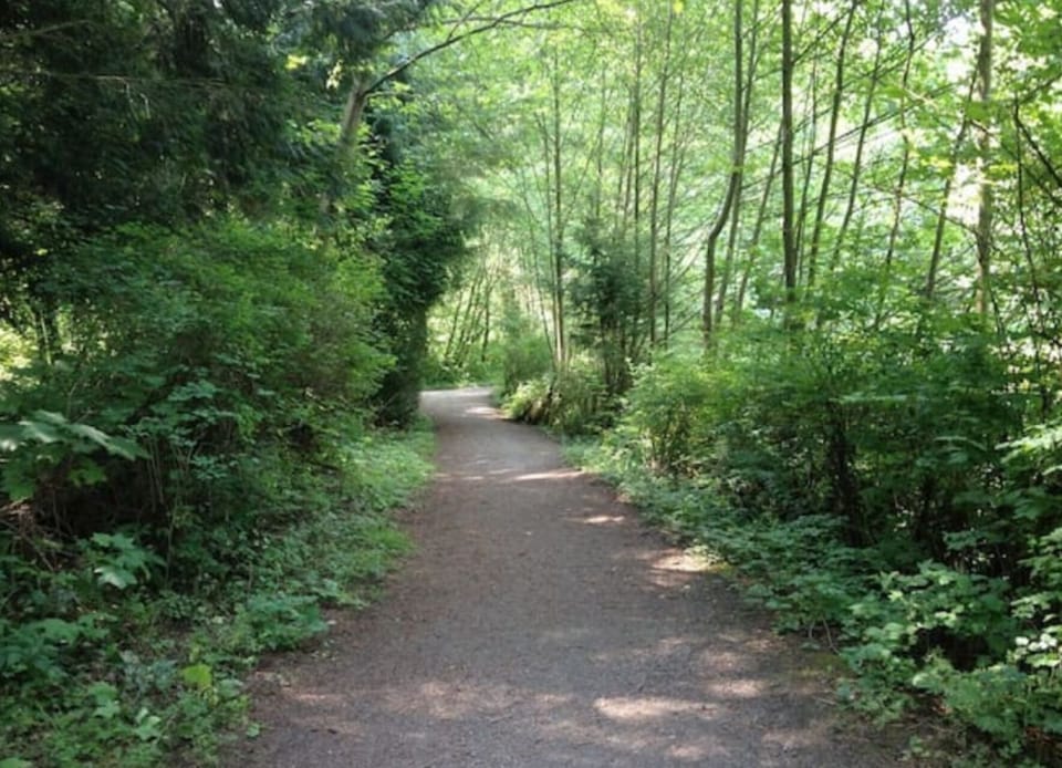beautiful walking trails in Crescent Park
