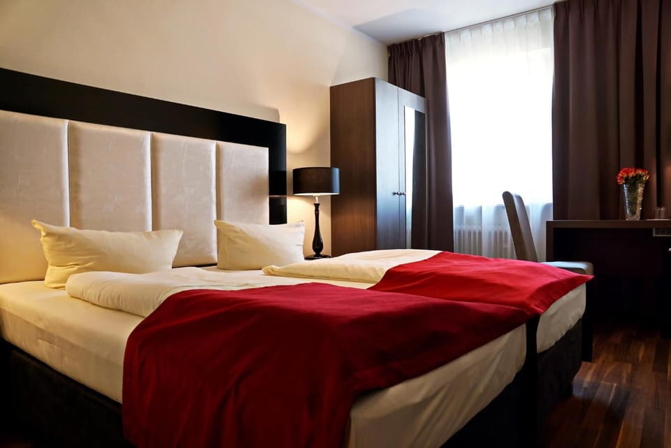Hypo-allergenic bedding, in-room safe, desk, soundproofing