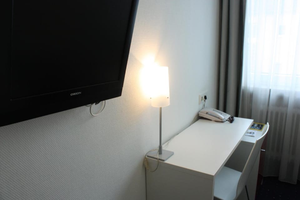 Hypo-allergenic bedding, in-room safe, desk, soundproofing