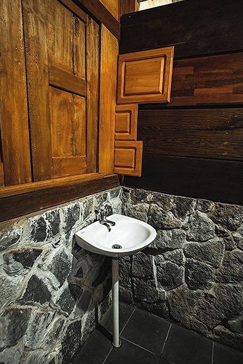Superior A | Bathroom | Shower, rainfall showerhead, towels