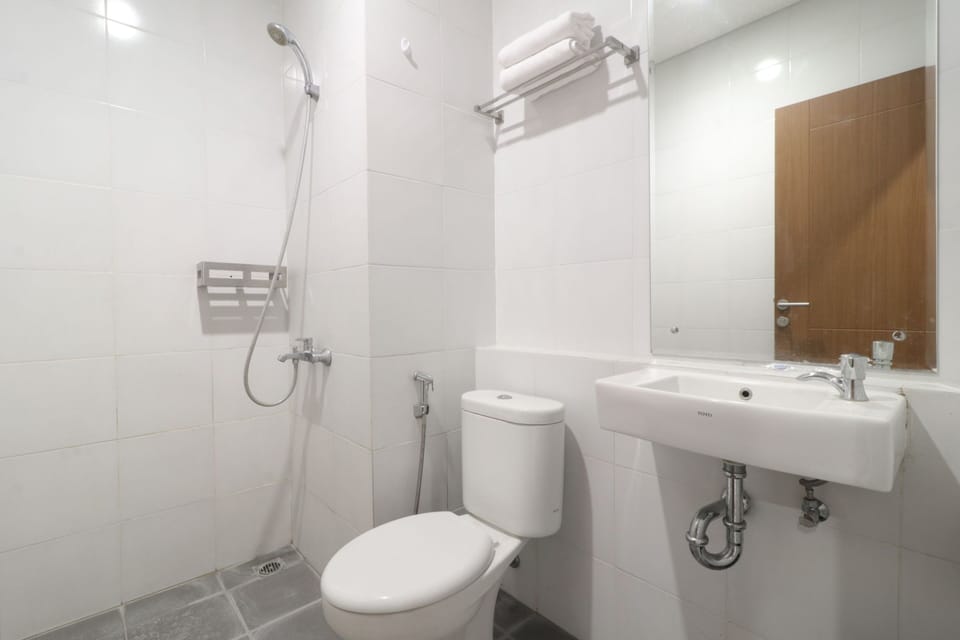 Shower, rainfall showerhead, free toiletries, hair dryer