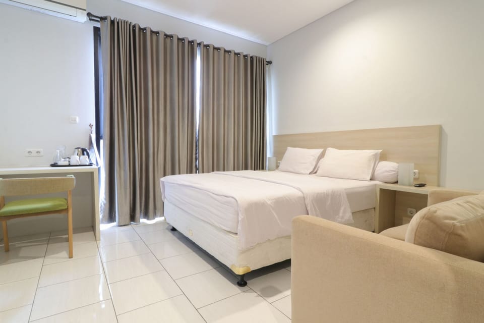 Desk, free WiFi, bed sheets