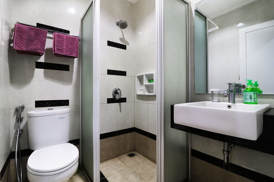 Deluxe Twin Room | Bathroom | Shower, free toiletries
