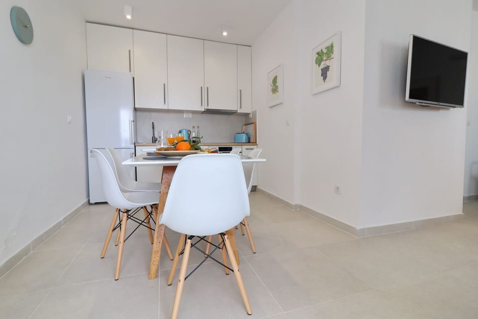 House (Three Bedroom Holiday Home) | In-room dining