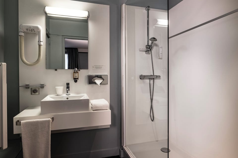 Exclusive Room | Bathroom | Shower, hair dryer, towels, shampoo