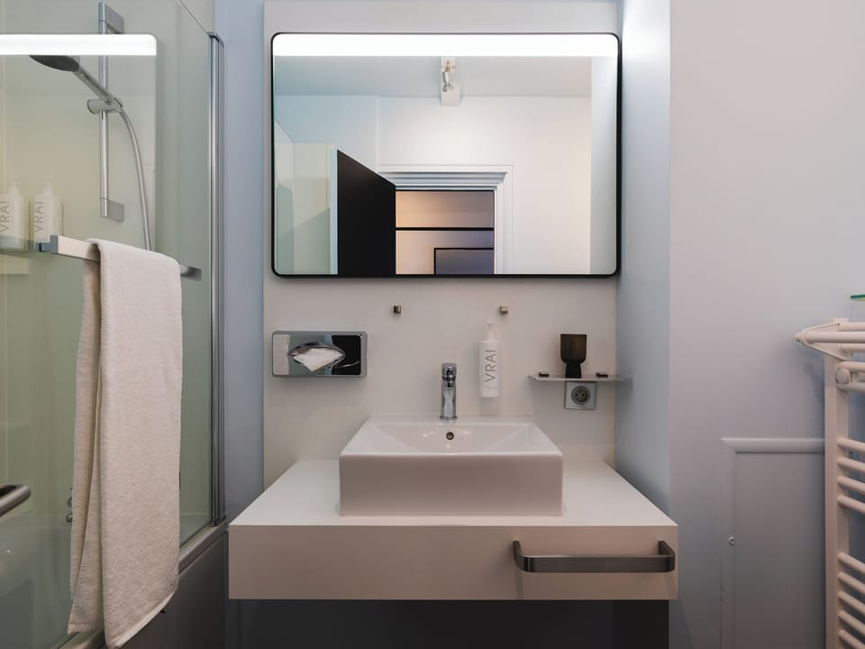 Superior Double Room | Bathroom | Hair dryer, towels, soap, shampoo