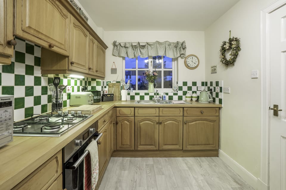 Family Cottage, Ensuite, City View | Shared kitchen | Highchair
