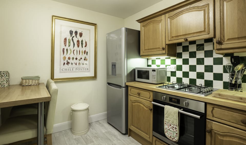 Family Cottage, Ensuite, City View | Shared kitchen | Highchair