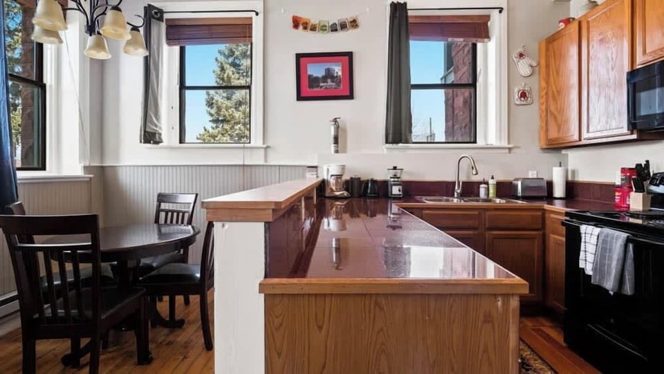 【Dining + Workspace】Counter-height seats 4 plus a dedicated desk corner for remote days